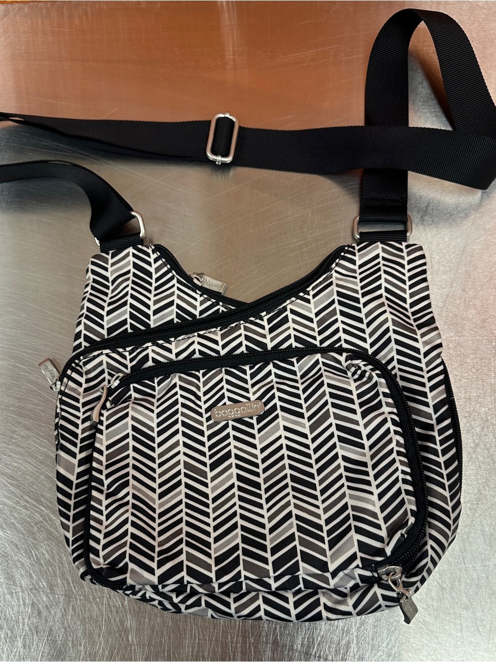 Baggallini Criss Cross Crossbody Bag Chevron Print Black Gray 11x9” Purse